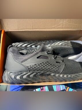 Men’s black Invincible defender pro 830 tennis shoes